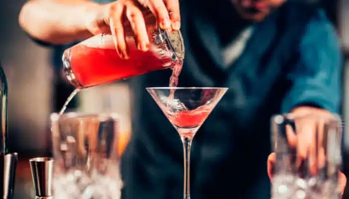 Leia mais sobre o artigo Cosmopolitan Receita Drink Sem Álcool, Famoso nos Bares Americanos à mais de 50 Anos