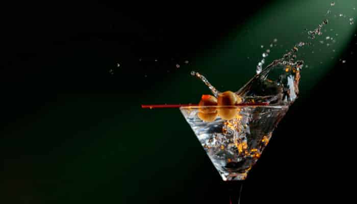 Read more about the article Dry Martini, Um Ícone de Glamour e Sofisticação!