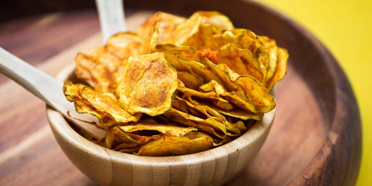 Leia mais sobre o artigo Receita de chips de abobrinha muito fácil de fazer e é deliciosa a criançada vai adorar