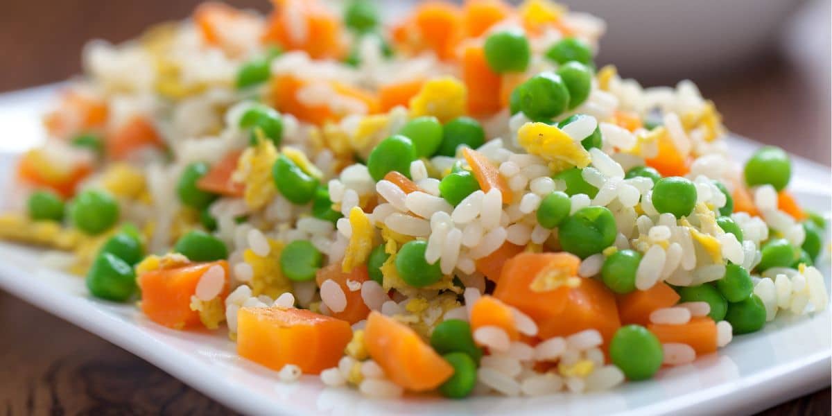 Você está visualizando atualmente Arroz com ervilhas e cenouras muito saboroso e fácil de preparar para o almoço da família