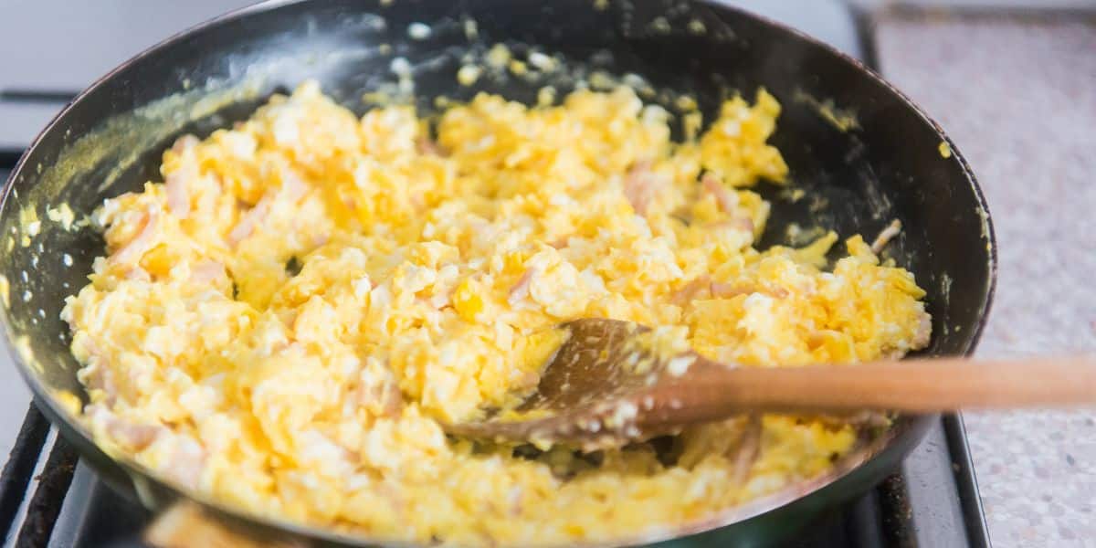 Leia mais sobre o artigo Ovos mexidos simples uma receita bem saborosa e fácil que toda família vai amar