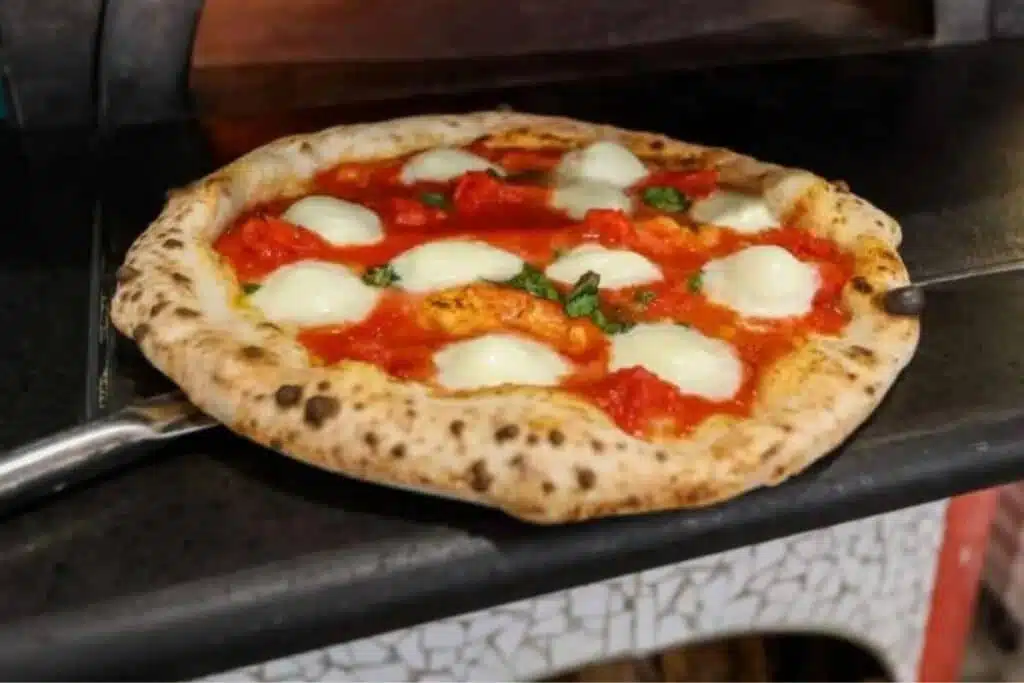 Leia mais sobre o artigo Pizza Napolitana Autêntica Delícia Italiana em sua Cozinha
