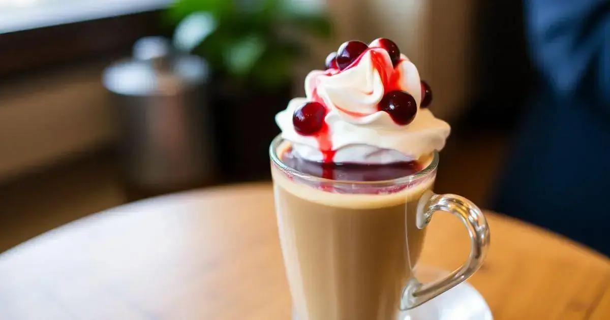 Leia mais sobre o artigo Café com Licor de Frutas Vermelhas e Chantilly: Uma Delícia Irresistível